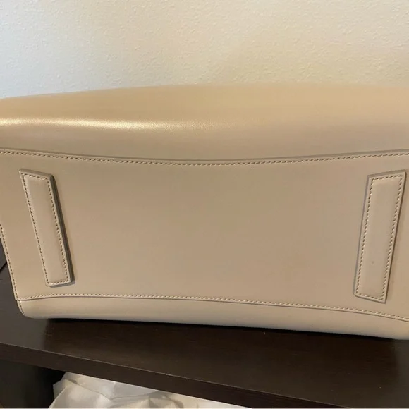 🌟SOLD🌟 Gorgeous EUC MEDIUM ANTIGONA in NUDE! - Picture 10 of 15